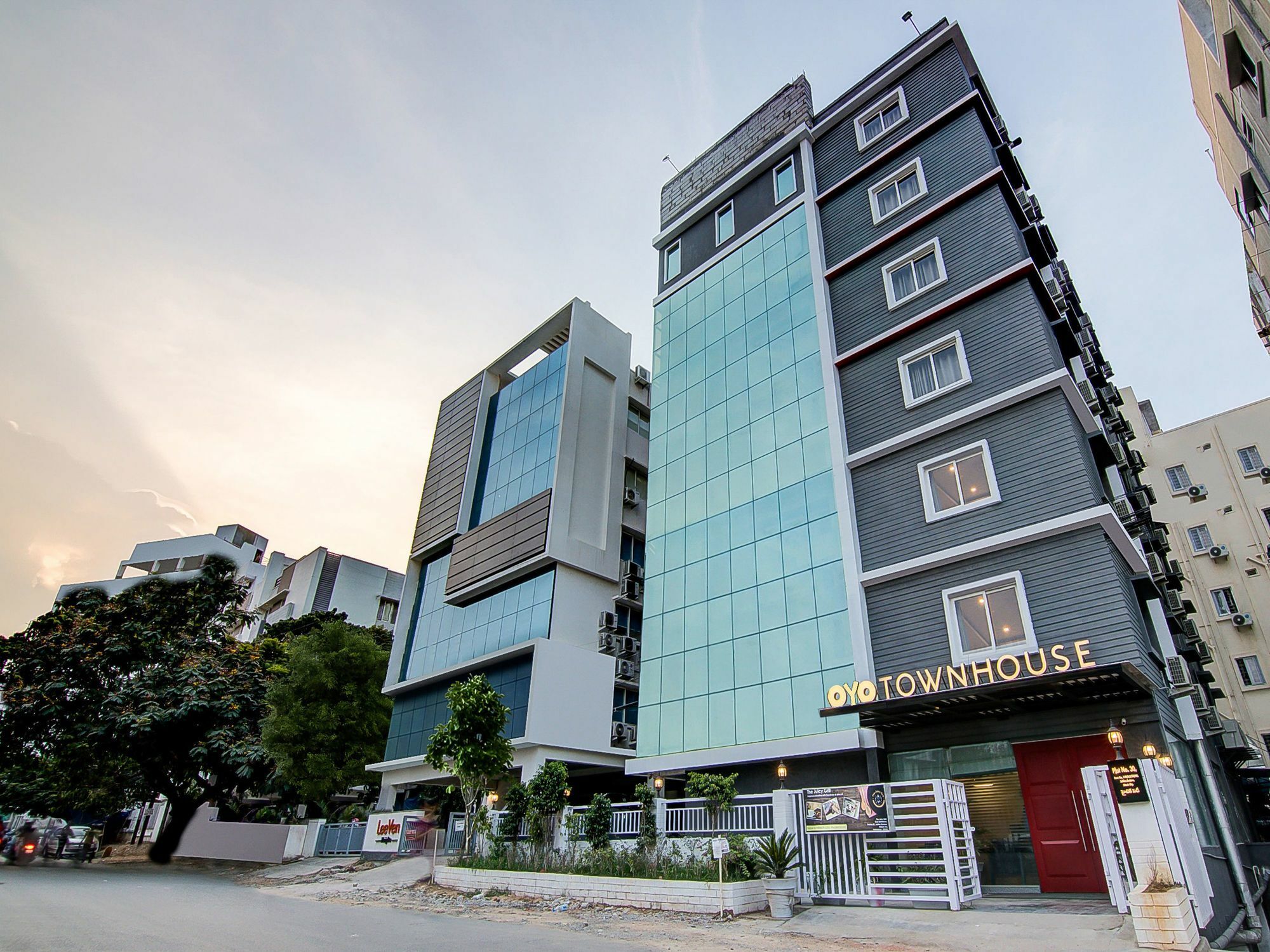 Oyo Townhouse 034 -Halcyon Hitech City Road حيدر أباد المظهر الخارجي الصورة